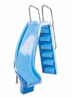 Toboganes Modelo curvo Pista y escalera de poliéster y FV color azul claro. Barandillas en aluminio pintado blanco. Equipado con toma de agua para facilitar el deslizamiento.