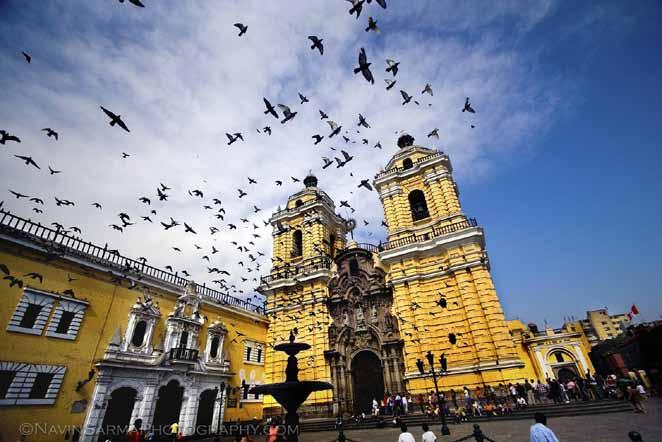 Se encuentra situada en la costa, a 154 metros sobre el nivel del mar. Lima es la principal puerta de entrada al Perú, una ciudad completa, con historia viva y en movimiento.