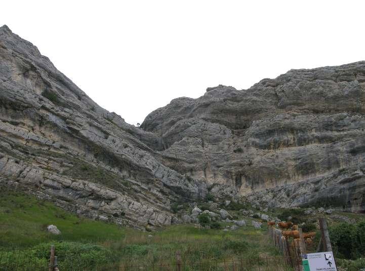 Geomorfología y relieve En cuanto al medio físico, el LIC Humada-Peña Amaya se enmarca en la comarca de las Loras y la Paramera de la Lora, el sector más meridional de la Cordillera Cantábrica.