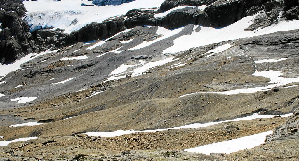 Fig. 3. Cordones morrénicos de la Pequeña Edad del Hielo (PEH) bajo el glaciar de Tres Serols o Monte Perdido (Geoparque mundial de la UNESCO Sobrarbe-Pirineos, Huesca).