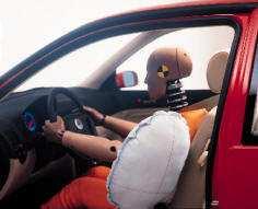 ocupantes del vehículo. El sistema de airbag consiste en tres partes básicas: el módulo airbag, el sensor de choque, y la unidad de diagnóstico.