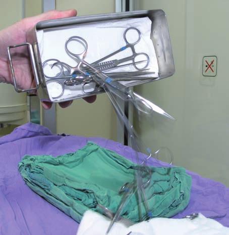 6.procedimientos técnicos Instrumental quirúrgico Podemos considerar Material quirúrgico todo elemento que interviene en la realización de una intervención quirúrgica, la mesa de operaciones, las
