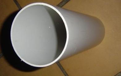 Emplearemos tuberías de PVC para construir tanto la torre del aerogenerador, como las palas, pues este es un material ligero, resistente y barato.