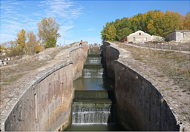 La caja del canal con sus 40 ó 44 m pies y 7 pies de profundidad, proyectado para la navegación y parcialmente para el riego, con sus caminos de sirga para el arrastre de las barzazas, forma parte