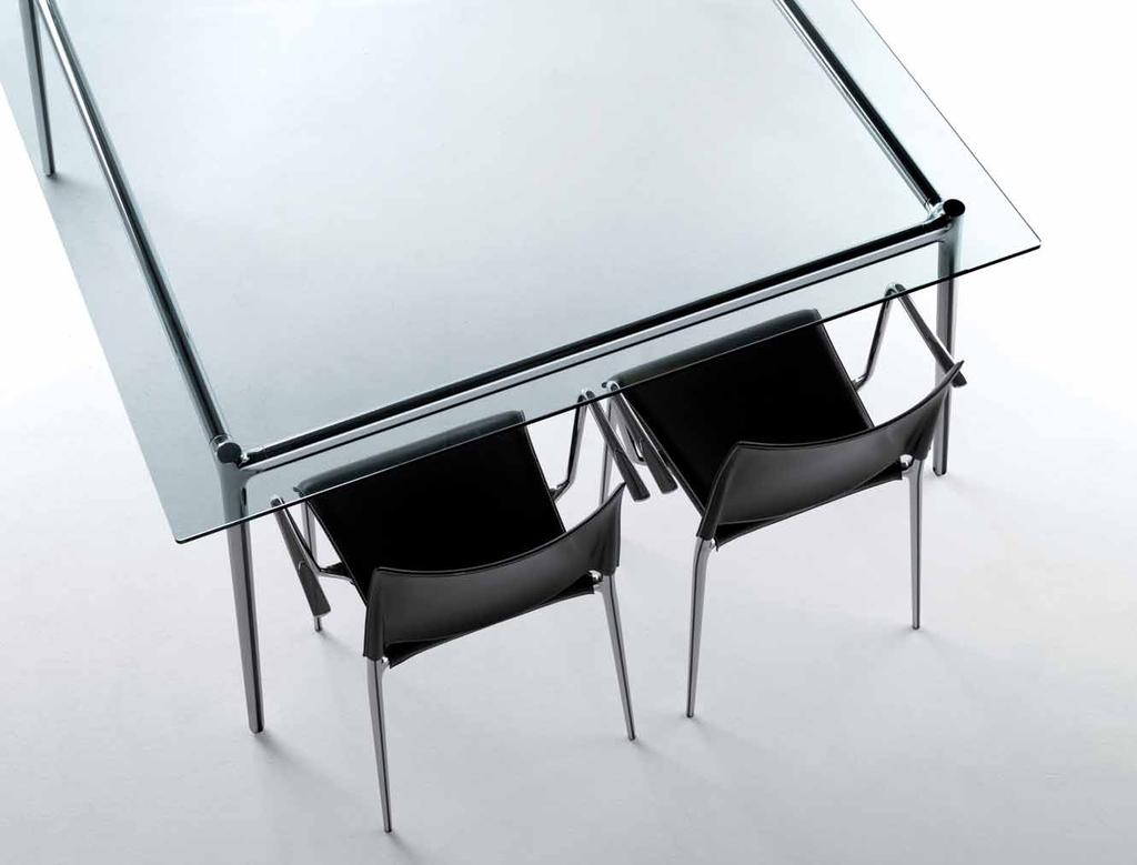90 91 Sofisticata linea di tavoli con struttura in fusione di alluminio e piani in cristallo.