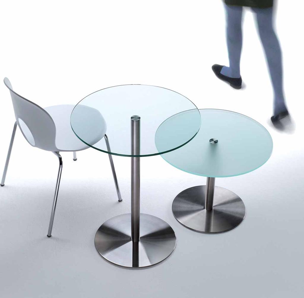 98 99 DESCO design Raul Barbieri 2005 Linee pure e materiali sofisticati per metterle in risalto: questi tavolini ad altezza 45,75 e 105 cm hanno la struttura in acciaio inossidabile satinato e un
