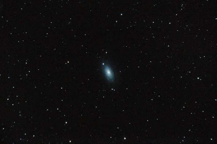 Objeto: M063 ( NGC 5055) Tipo: Galaxia Clase: Sbc Constelación: Canes Venatici AR: 1315.8 Dec: +42 02 Magnitud: 9 Distancia (a.l.): 37 milones Eje Mayor: 12.6 m Eje Menor: 7.