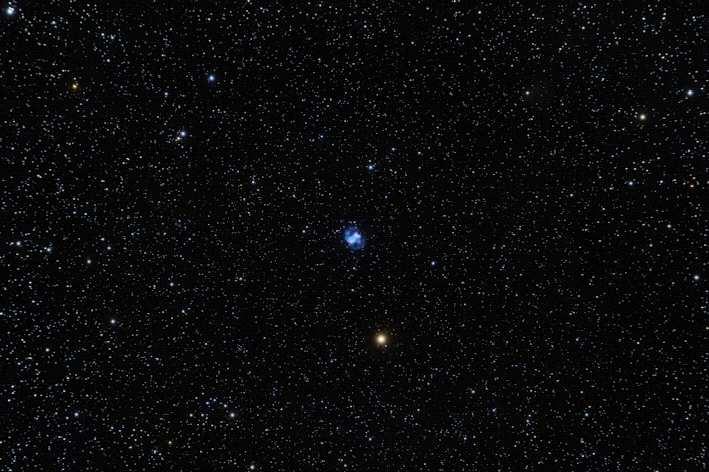 Objeto: M076 ( NGC 650 ) Tipo: Nebulosa Planetaria Clase: 3(6) Constelación: Perseus AR: 0142.3 Dec: +51 35 Magnitud: 11 Distancia (a.l.): 3.