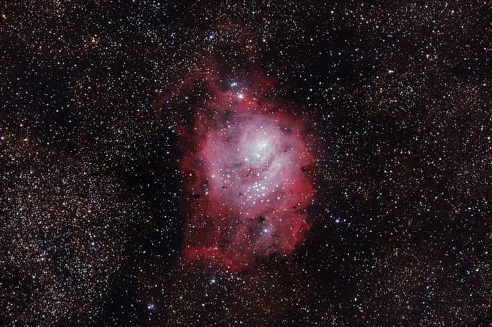 Objeto: M008 ( NGC 6523) Tipo: Cúmulo+Nebulosa Clase: E Constelación: Sagittarius AR: 1803.7 Dec: -2423 Magnitud: 5 Distancia (a.l.): 5.