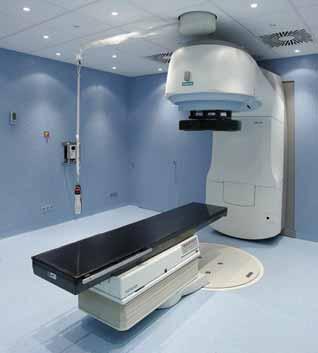 Comparación del poder de penetración de los diferentes tipos de radiación. Figura 6. Sala de radioterapia en un hospital. Aquí se aplican tratamientos con radiación para la cura de tumores malignos.