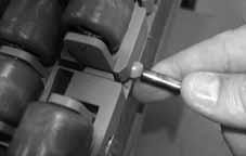 SERIE 1700-2 SERIE 1700-2 Bandas tratadas en esta sección 3. Utilice una espiga de acero de 0,25 pulg. (6,4 mm) para introducir el resto de varilla en el mecanismo de retención.