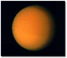 Cassini-Huygens Titan, la luna mas grande de Saturno ha llamado la atencion de los cientificos puesto que es