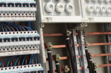 de problemas generales de primera línea en sistemas de corriente de CA Permite verificar la integridad y el funcionamiento del circuito Mida la corriente de carga, la tensión de CA y la continuidad