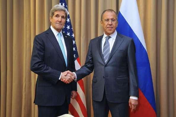 El Secretario de Estado de EEUU( John Kerry) con el ministro de Asuntos Exteriores ruso (Serguéi Lavrov) en la reunión de Ginebra.