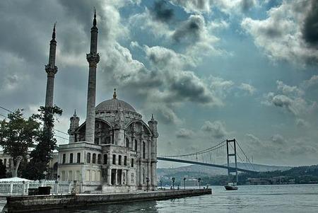 9. Puente del Bósforo, Turquía El Puente colgante del Bósforo es, además de una impresionante estructura arquitectónica de más de mil metros de largo, todo un símbolo de unión entre oriente y