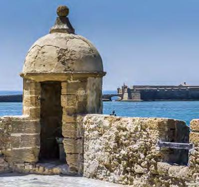 En el caso particular de Cádiz, este tómbolo no se une directamente con el continente, sino con lo que se ha llamado históricamente la Isla de León, donde se encuentra la ciudad de San Fernando.