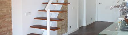 La medida de desarrollo de la escalera es de 194 cm. La escalera se suministra completa. Incluye la pintura y el barniz en color estándar elegido.