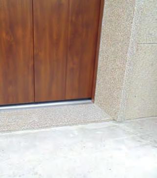 Fabricamos la puerta lateral en los mismos acabados que la seccional convencional: panel