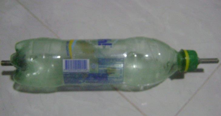 2. En la botella se realizaron dos agujeros uno en la parte inferior de esta (aire a presión) y el otro en la tapa