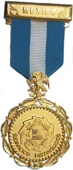 Viernes 19 de noviembre de 2004 DIARIO OFICIAL (Segunda Sección) 257 Fig. 421 Servicios Distinguidos ARTÍCULO 213.- La condecoración de Legión de Honor tiene las características siguientes: I.