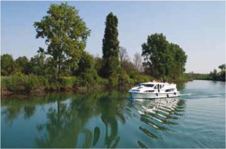 Italia ofrece un notable itinerario fluvial. Descubra Venecia y Marano en total libertad navegando en la laguna. Se le ofrecen 60000 hectareas de naturaleza, de cultural e historia.