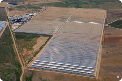 400 Superficie de terreno ocupada (Ha) 115/180 Área de captación solar (m 2 ) 350.000/500.000 Ilustración 1.44. Solacor 1 y 2, propiedad de Abengoa Solar/JGC Corporation, El Carpio, Córdoba.