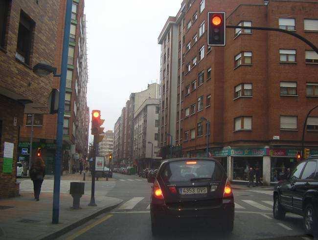 La calle Brasil presenta una calzada con un ancho de unos 5,00 metros para la circulación de