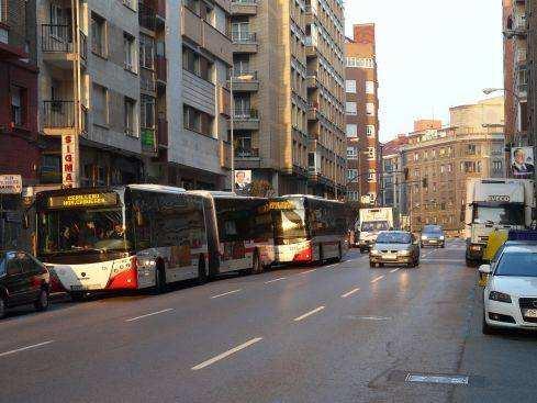 AVDA. PABLO IGLESIAS: Parada CABRALES con dos autobuses recogiendo pasajeros.