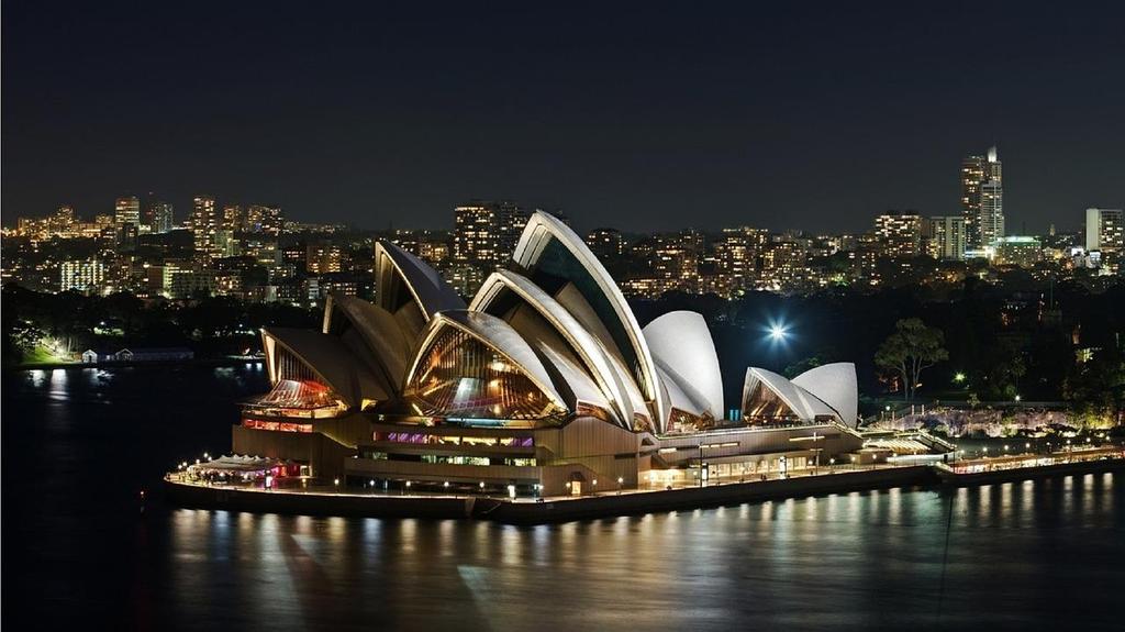 Alojamiento durante tres noches. Resto del día libre. Sydney, una de las ciudades más queridas y populares del mundo, con un gran ambiente que atrae visitantes durante todo el año.