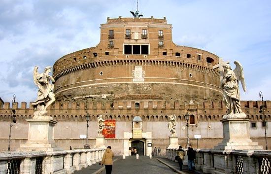 CASTILLO SANT ANGELO Lungotevere Castello, 50, Es un monumento romano situado en la orilla derecha del río Tíber y al lado del Vaticano.