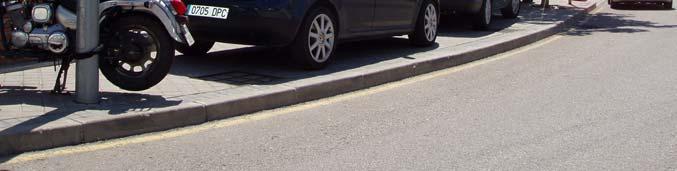 Estacionamiento sobre la acera y doble fila en la parte de abajo En el marco de
