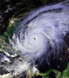 Figura 3-25 Imagen satelital Huracán Mitch (Fuente: http://es.wikipedia.org/wiki/archivo:hurricane_mitch_1998_oct_26_2028z.