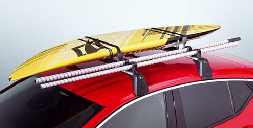 50 Soporte abatible para un transporte estable de kayaks, ahorrando espacio.