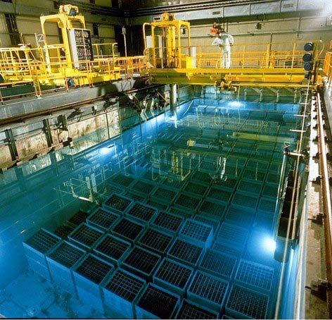 Las mayores instalaciones de almacenamiento de combustible gastado en el mundo son las piscinas de recepción de las plantas de reprocesado de La Hague (Francia), Sellafield (Reino Unido), Mayak-