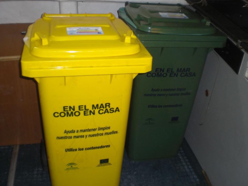 Fotografía 22 Contenedores a bordo de un arrastrero un paquete de bolsas de basura de color amarillo, para el contenedor amarillo con 100 litros de capacidad y eslogan de la campaña.