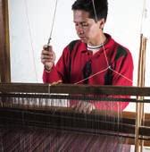 prehispánica, cuando los artesanos muiscas trabajaban fibras como el algodón y el fique.