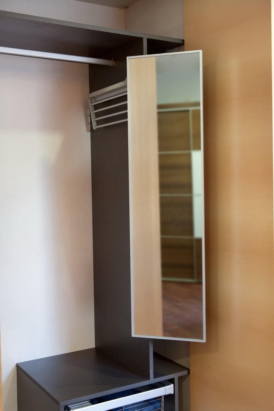 Espejo Giratorio en Aluminio - Este espejo giratorio fabricado en aluminio anodizado de excelente calidad ideal para su uso en los armarios y closets. - Utilizable a izquierda y derecha.