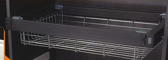 - Material: Estructura de aluminio anodizado en acabado negro y blanco con cestillos en acero cromo pulido.