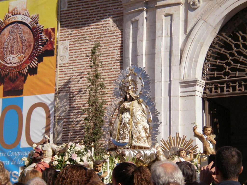 Son las 13:30, la procesión con la Virgen de los Ángeles ha llegado con una puntualidad exquisita, a las puertas de la Catedral de Santa María Magdalena. Cientos de personas la estaban esperando.