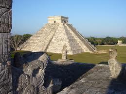 Maya: (Chichén) Boca del pozo; de los (Itzá) brujos de agua ) Es uno de los principales sitios arqueológicos