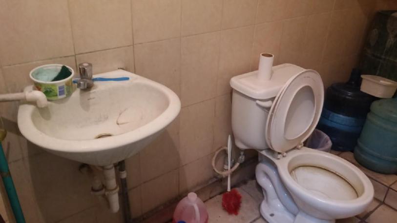 6. En relación a los baños, solo existe un servicio sanitario, el cual está en condiciones insalubres, sucio y mal oliente, se observa