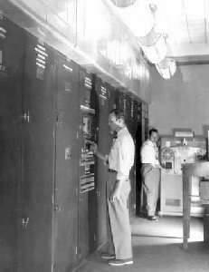 EDVAC (1946) Electronic Discrete Variable Automatic Computer Programa almacenado