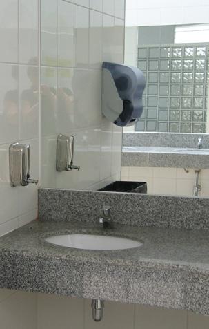 Espejo Espejo plano que comience como máximo 3 cm sobre el lavamanos.