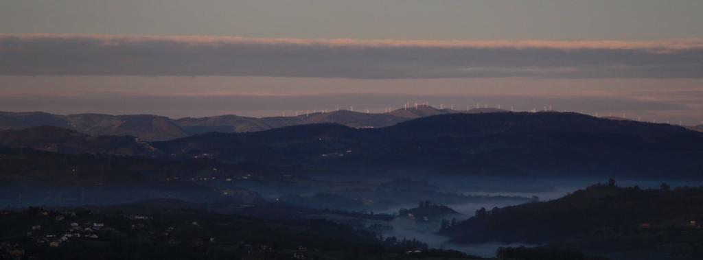 Fig. 76 Niebla y neblina de valle Obsv. Oviedo, 20 enero 2016 a 08.05 UTC. Hacia el WNW. Roberto González Estratificación de niebla y neblina o bruma. La fig.