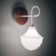 HONEY DESIGN: ANDREA/ Utilizzo: lampada a parete. Punto luce: G9. Colorazioni: vetro soffiato bianco latte, disco tondo rame. Base bianca. Omologazioni 1718.10 Use: wall light. Light source: G9.