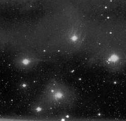 miembros es de algunos cientos de estrellas de la población I. Distinguimos en la galaxia su núcleo, su halo y su plano medio con brazos espiralizados. Figura 10.2.