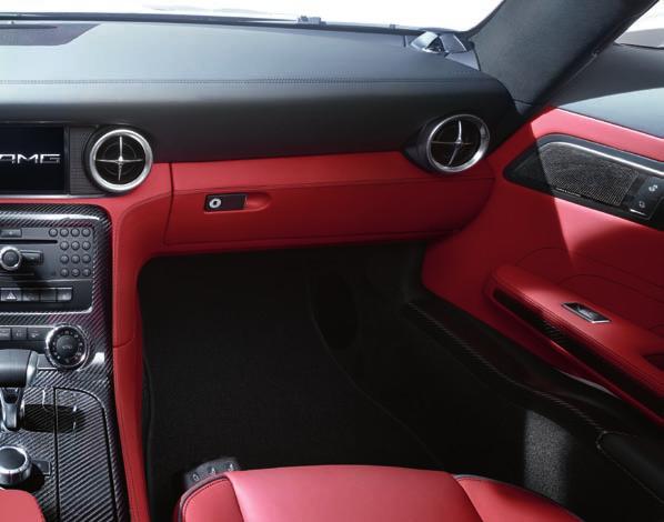 Panel de instrumentos con paquete interior de fibra de carbono AMG Volante AMG Performance El volante AMG Performance de diseño dinámico permite un dominio perfecto del vehículo.