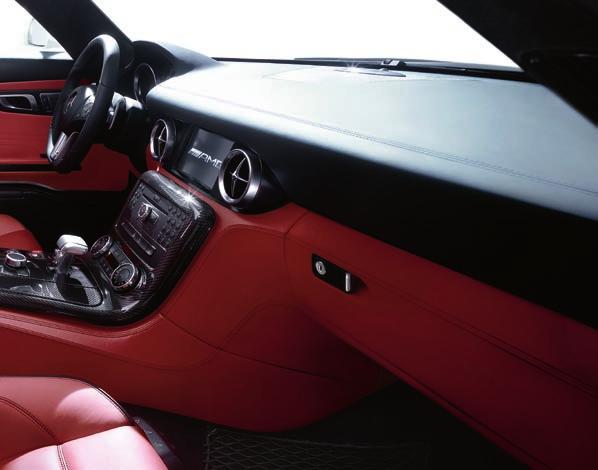 Equipamiento de cuero designo Exclusivo unicolor en color rojo clásico con paquete interior de fibra de carbono AMG Asientos bajos, como corresponde a un vehículo deportivo, a sólo 369 mm por encima