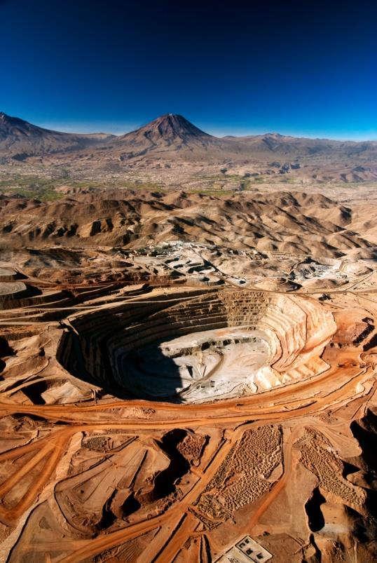 Cerro Verde Se dedica a la exploración y explotación de yacimientos mineros, y a la producción y comercialización de cátodos de cobre y de concentrados de cobre y molibdeno.