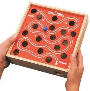 Dominó El dominó es un juego de mesa en el que se emplean unas fichas rectangulares, generalmente blancas por la cara y negras por el envés, divididas en dos cuadrados, cada uno de los cuales lleva